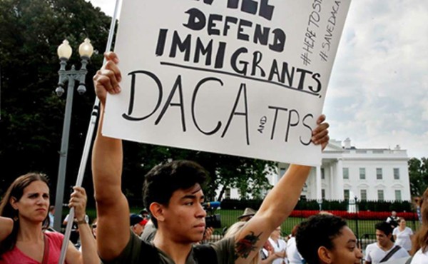 Juez federal reafirma la orden a Trump de reactivar DACA