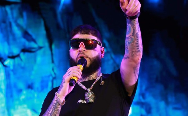 Farruko sufre tremendo bochorno en pleno concierto