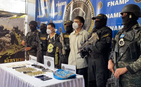 Los presuntos pandilleros siendo presentados en las instalaciones de la Fuerza Antimaras.