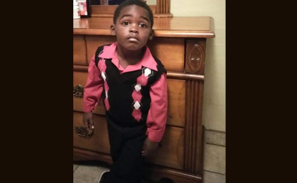 Hallan muerto a un niño en la camioneta de una guardería infantil