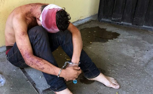 Pasajeros linchan a joven que pretendía asaltarlos con una 'chimba'