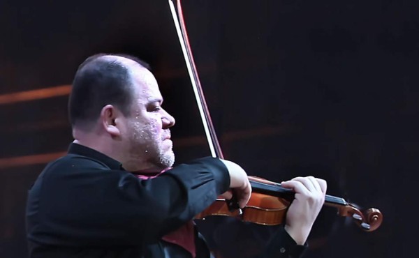 Jorge Ávila, sensacional violinista que enaltece a Honduras en el mundo