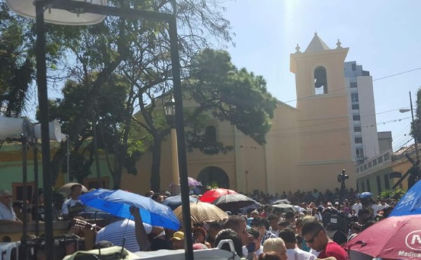 Miles de capitalinos recuerdan la Pasión de Cristo