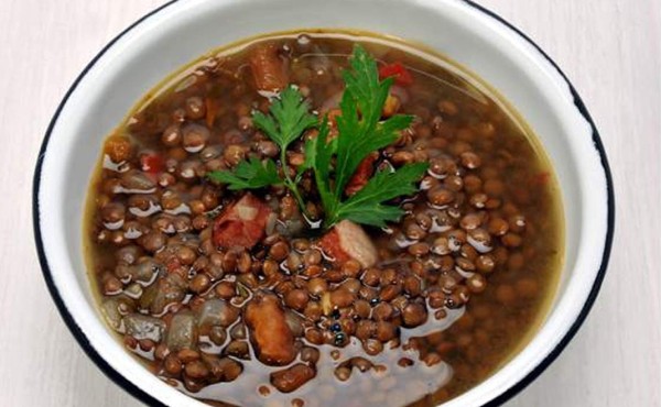 Elabore una rica sopa de lentejas