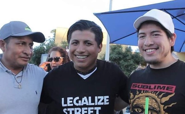 Vendedor ambulante es sorprendido con donación de $1,000