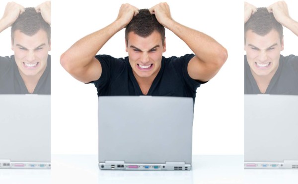 Besa a otro hombre y suben video a YouTube