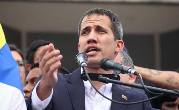Guaidó denuncia que Maduro pretende 'disolver el Parlamento' este lunes  