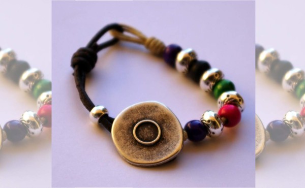 Elabora una pulsera de bolitas con cuero y cordón