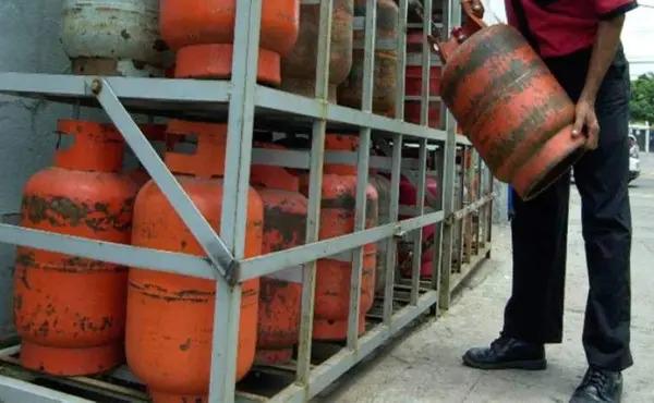 Golpe al bolsillo: estas son las causas que están disparando el precio de los combustibles en Honduras