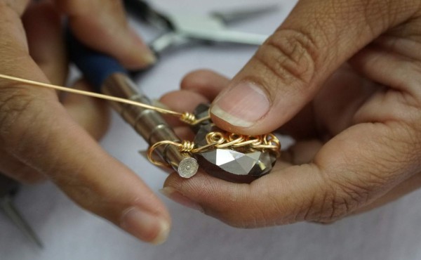 Cómo hacer aritos con alambrismo