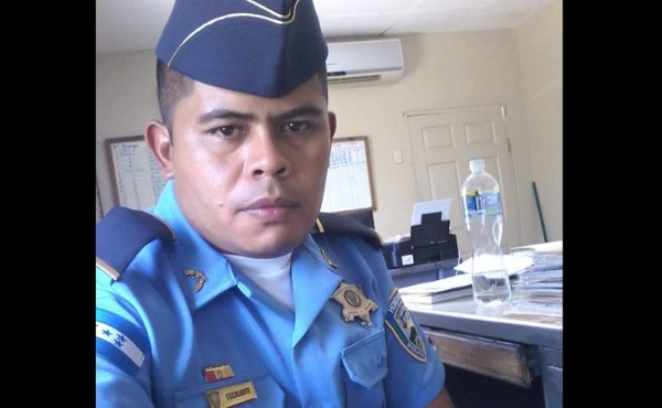 Seguidores en redes apoyan a policía que defiende a la institución