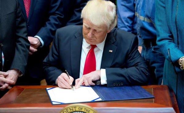 Trump firma ley que permite la compra de armas a enfermos mentales