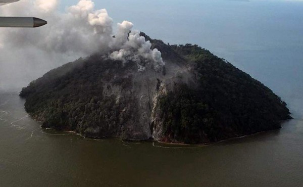 Evacuadas 600 personas por súbita erupción de volcán dormido en Papúa Nueva Guinea 