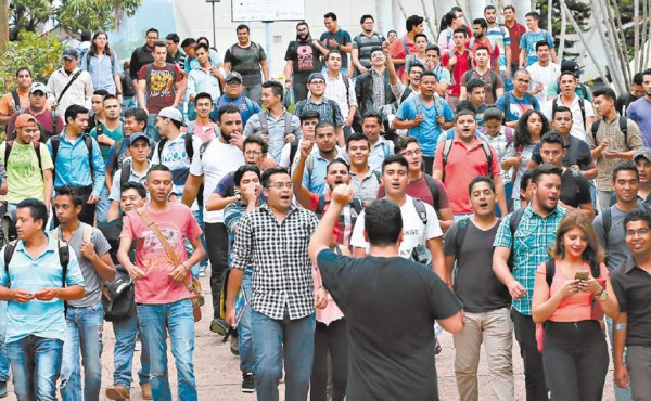 Rectora reta a huelguistas a presentar pruebas contra ella