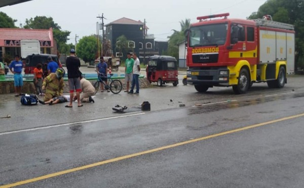 Choque entre pick up y una mototaxi deja tres heridos en Omoa