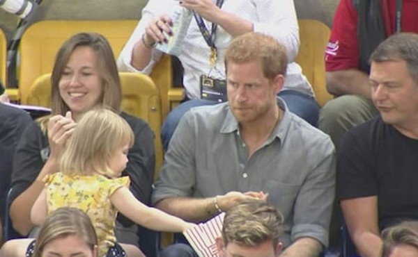 El príncipe Harry es víctima de una tierna ladrona  