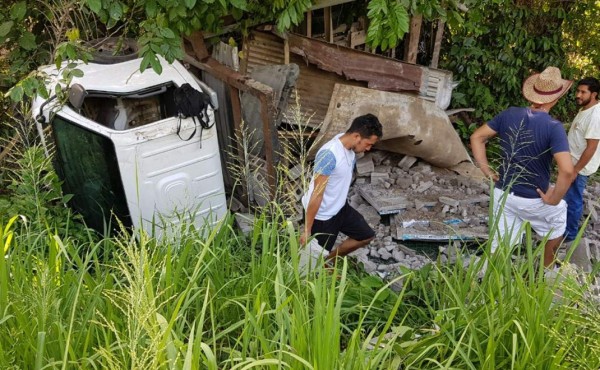 Dos personas heridas al volcarse camión con bloques en Tocoa, Colón