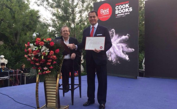 Guillermo Gonzales Arica es galardonado en China