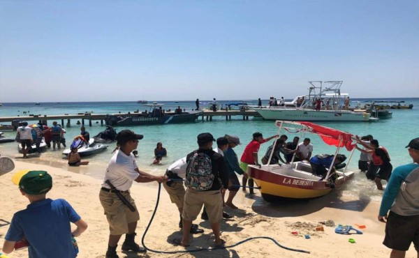 Rescatan a seis extranjeros tras hundimiento de lancha en Roatán