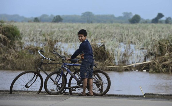 Lluvias inundan calles y avenidas del valle de Sula; alerta en El Progreso