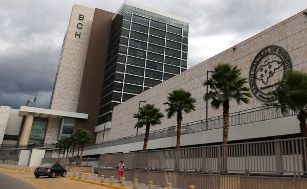 Reservas internacionales cierran en casi $5,000 millones