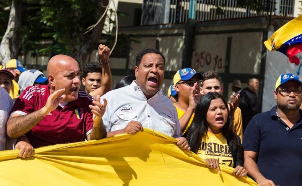 Calles repletas de venezolanos pidiendo la salida de Maduro; chavistas lo respaldan