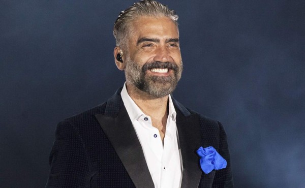 Video: Alejandro Fernández se cae de la borrachera en pleno concierto