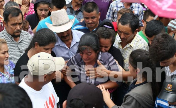 'Me quiero ir con mi niña': madre en sepelio de hija asesinada 