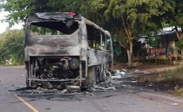 Pobladores queman autobús que atropelló a niña en Yoro