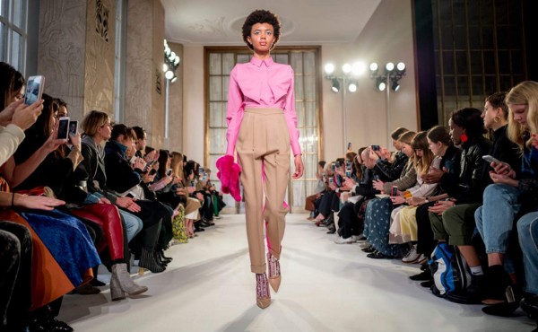 Delpozo presenta colorida propuesta