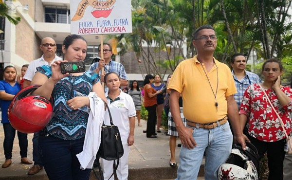 Estudiantes protestan en las afueras del Infop exigiendo el inicio de clases