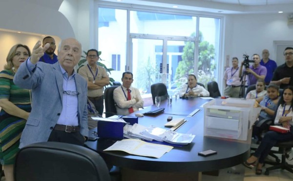 Mauricio Chiovelli explica el proyecto a personas presentes en Aguas de San Pedro.