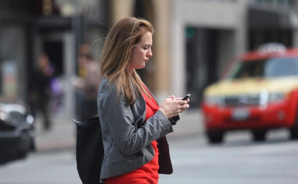 Hawái multará a quienes crucen la calle viendo el celular