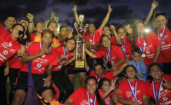 LA PRENSA levantó el título de la Liga Femenina