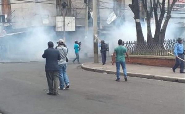 Fuertes enfrentamientos entre manifestantes y policías en Tegucigalpa