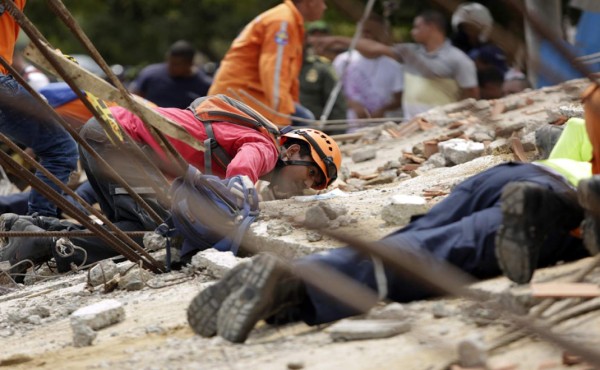 CTG32. CARTAGENA (COLOMBIA), 27/04/2017.- Autoridades buscan sobrevivientes hoy, jueves 27 de abril de 2017, luego de que un edificio en construcción colapsara en Cartagena (Colombia). Al menos tres personas murieron y ocho resultaron heridas por el derrumbe de un edificio de seis plantas en construcción en Cartagena de Indias, según informó a Efe el alcalde de esa ciudad colombiana, Manuel Vicente Duque. El edificio quedó reducido a escombros tras el derrumbe que se produjo alrededor de las 11.30 hora local (16.30 GMT) y las autoridades temen que unos 30 obreros puedan haber quedado atrapados. EFE/RICARDO MALDONADO ROZO