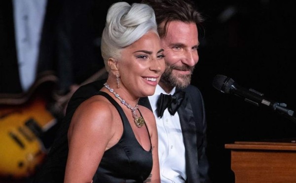 Lady Gaga habla sobre estar 'enamorada' de Bradley Cooper