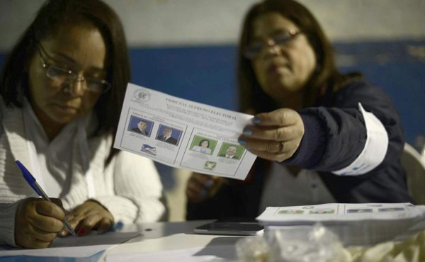 Guatemaltecos comienzan a votar en segunda ronda de elección presidencial