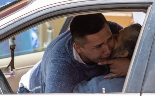 Dolorosas imágenes: Abuelita muere en el estacionamiento de un hospital por COVID-19