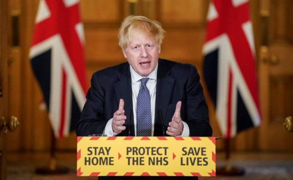 Boris Johnson anuncia al país cómo planea desconfinarlo poco a poco