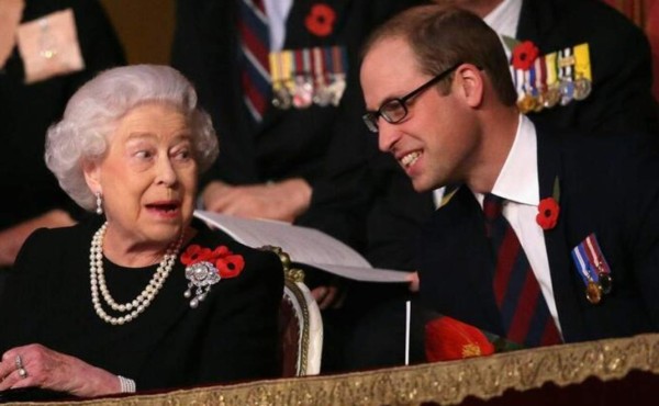 Critican a la reina Isabel y al príncipe William por no usar mascarilla