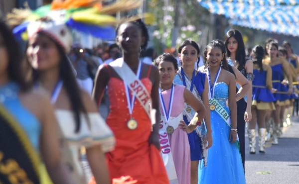 Colegiantes ceibeñas inundan de belleza los desfiles patrios