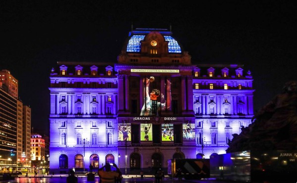 Emotivos homenajes en Buenos Aires en honor a Diego Armando Maradona