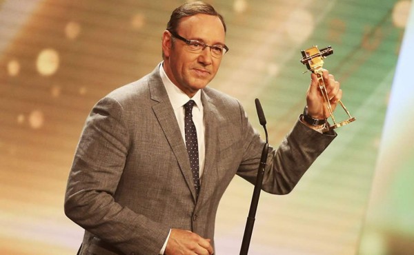 Kevin Spacey el anfitrión de los Premios Tony