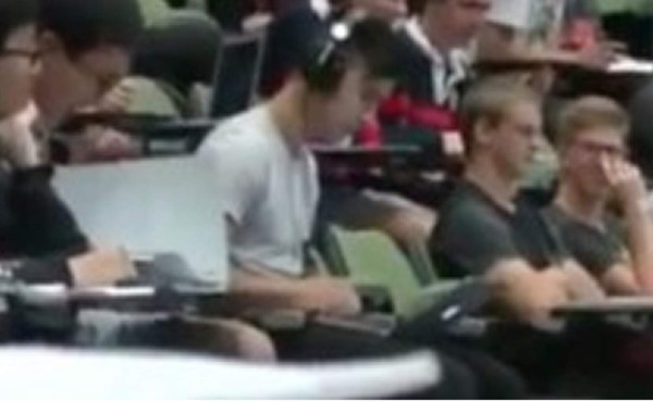 Lo cachan viendo película para adulto durante clase