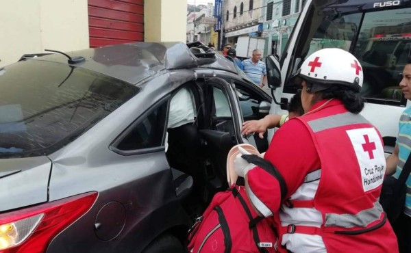 Un herido deja accidente de bus que embisitió a vehículo en Comayagüela