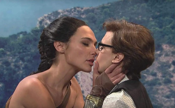 Gal Gadot besó apasionadamente a actriz en SNL&nbsp;&nbsp;