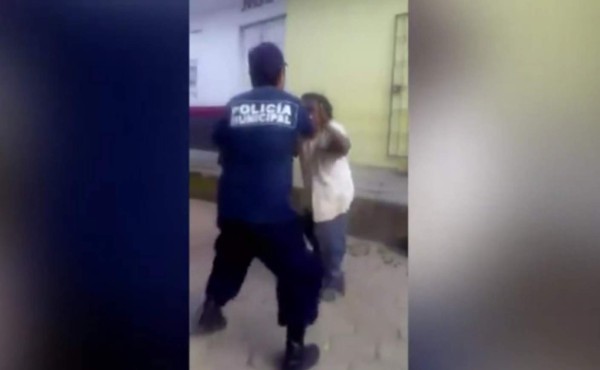 Indignante momento cuando Policía humilla a indigente en Xalpatláhuac