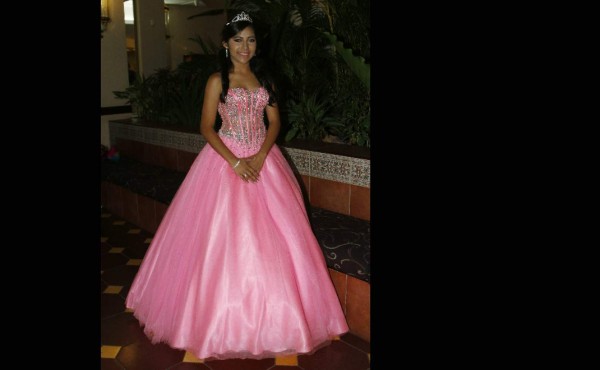 María Fernanda arriba a la edad en rosa