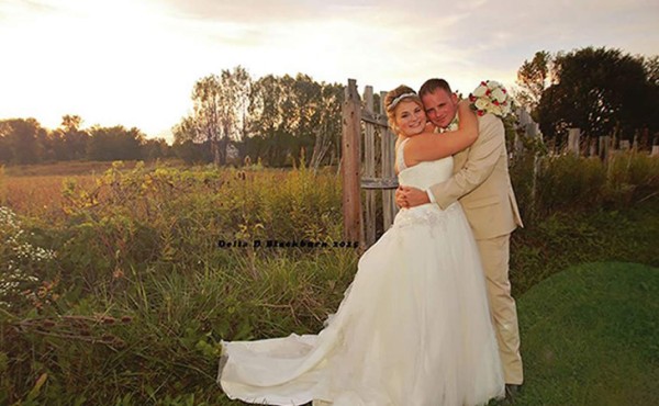 Detiene la boda de su hija para sorprender a padrastro